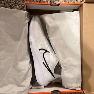 White Nike Pegasus 39 TB